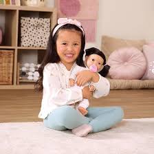 Muñeca Niña con Pelo Negro y Gorro Crema