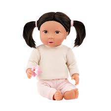 Muñeca Niña con Pelo Negro y Gorro Crema